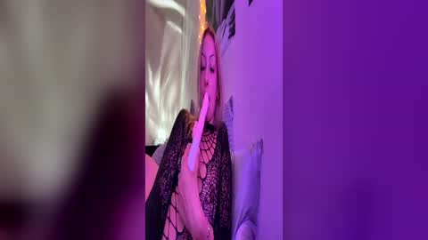 Snapshot of emmaraee chatting on 06/21/26, 11:07 emmaraee online show from 06/21/26, 11:07