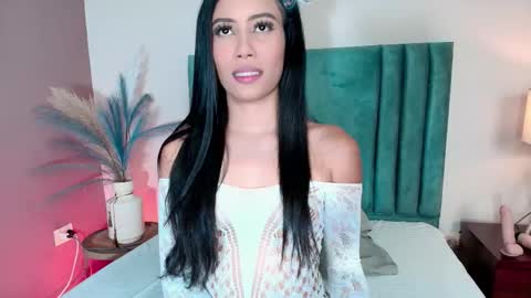 Snapshot of emmasaintt chatting on 10/17/25, 12:58 Emma Saint online show from 10/17/25, 12:58
