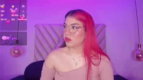 Snapshot of emmaswift1 chatting on 11/11/25, 02:33 Emma online show from 11/11/25, 02:33