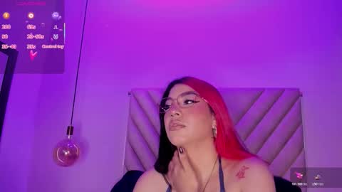 Snapshot of emmaswift1 chatting on 11/17/25, 03:01 Emma online show from 11/17/25, 03:01