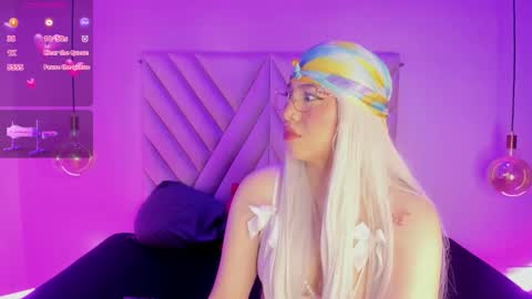 Snapshot of emmaswift1 chatting on 12/17/25, 02:39 Emma online show from 12/17/25, 02:39