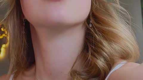 Snapshot of emmi_rosee chatting on 02/14/25, 09:45 Miss Emmi online show from 02/14/25, 09:45