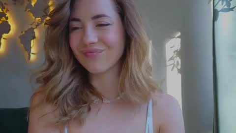 Snapshot of emmi_rosee chatting on 02/19/25, 10:01 Miss Emmi online show from 02/19/25, 10:01