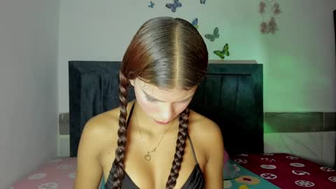 Snapshot of emmie_bunny chatting on 04/04/26, 10:18 Emmie online show from 04/04/26, 10:18