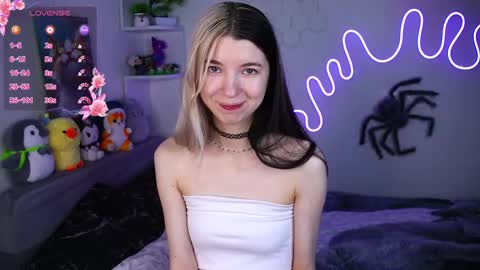 Snapshot of emmie_everly chatting on 04/28/26, 08:47 emmie_everly online show from 04/28/26, 08:47