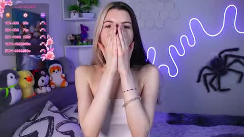 Snapshot of emmie_everly chatting on 05/15/26, 07:43 emmie_everly online show from 05/15/26, 07:43