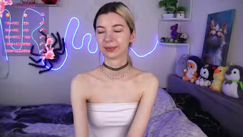 Snapshot of emmie_everly chatting on 06/14/26, 01:35 emmie_everly online show from 06/14/26, 01:35