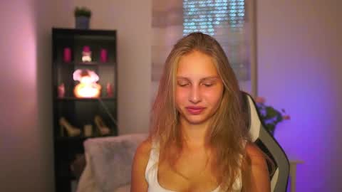 Emmie online show from 10/09/25, 01:09