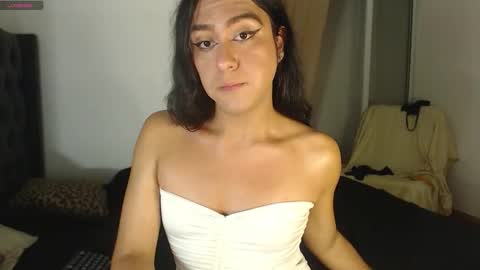 Snapshot of emmiily chatting on 11/05/25, 08:36 Emely online show from 11/05/25, 08:36