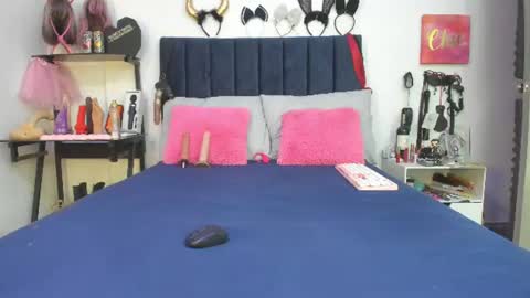 Snapshot of emmily_giraldo chatting on 06/12/26, 12:26 online show from 06/12/26, 12:26