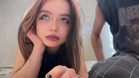Snapshot of emo_couple666 chatting on 02/01/25, 05:28 Gabriel Elizabeth online show from 02/01/25, 05:28