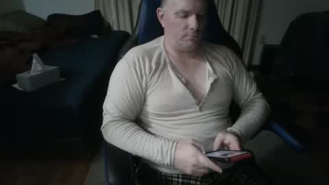 Snapshot of emsguy1 chatting on 04/01/26, 04:35 Matt online show from 04/01/26, 04:35