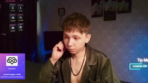 Snapshot of emveeboy96 chatting on 04/20/26, 08:17 emveeboy96 online show from 04/20/26, 08:17