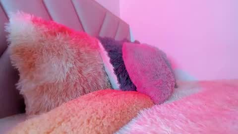 Snapshot of emy_colee chatting on 12/18/24, 11:02 Emy online show from 12/18/24, 11:02