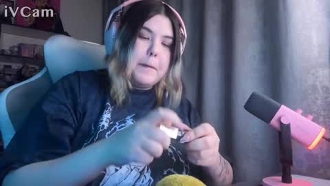 Snapshot of endless_voice_ chatting on 11/26/25, 01:45 endless_voice_ online show from 11/26/25, 01:45