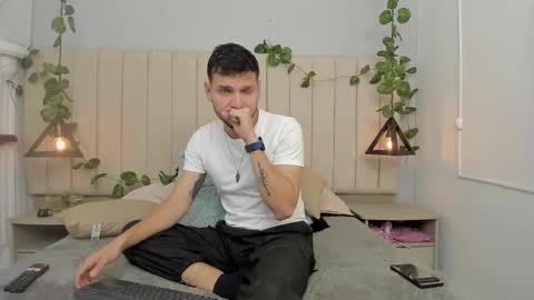 Snapshot of enzo_rivas chatting on 10/29/25, 02:41 ENZO online show from 10/29/25, 02:41