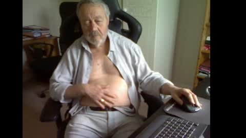 Snapshot of erasmus_d chatting on 06/11/26, 05:11 erasmus_d online show from 06/11/26, 05:11