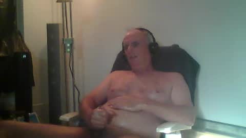 Snapshot of eric204 chatting on 07/10/26, 06:07 Eric online show from 07/10/26, 06:07