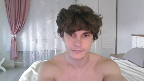 Snapshot of eric_crush chatting on 05/18/26, 04:40 Eric Crush online show from 05/18/26, 04:40
