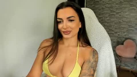 Snapshot of erica_xoo chatting on 07/18/26, 05:22 Riaaa online show from 07/18/26, 05:22