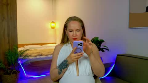 Snapshot of erinmilk chatting on 06/10/26, 05:12 Erin online show from 06/10/26, 05:12