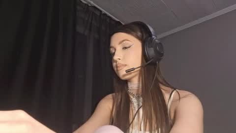 Snapshot of erinnnaji chatting on 04/30/26, 05:08 Katrin online show from 04/30/26, 05:08