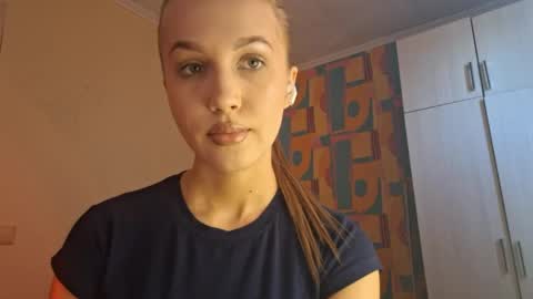 Snapshot of erinnnaji chatting on 06/07/26, 03:27 Katrin online show from 06/07/26, 03:27