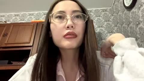 Snapshot of erinnthurmond chatting on 05/27/26, 04:26 Luna online show from 05/27/26, 04:26