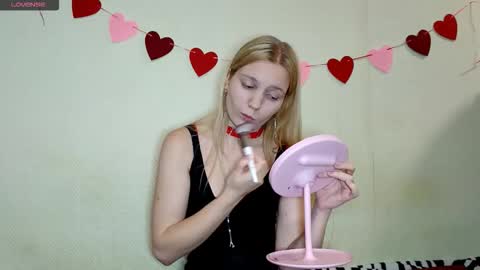 Snapshot of erlinefisk chatting on 11/23/25, 12:38 Amelie online show from 11/23/25, 12:38