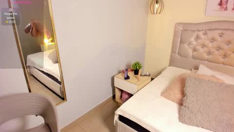 Escarlet online show from 11/19/25, 12:38