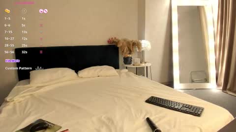 Esme Runn online show from 10/28/25, 03:10