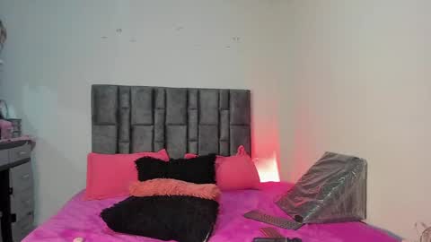 Perla online show from 04/15/26, 04:30