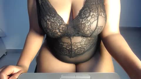 Esme online show from 09/19/25, 12:17