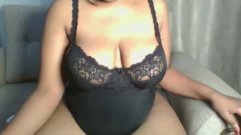 Esme online show from 10/17/25, 11:07