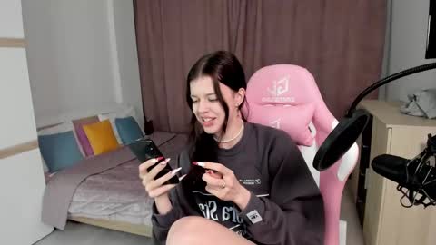 Snapshot of este_ria chatting on 01/04/25, 12:05 esteria online show from 01/04/25, 12:05