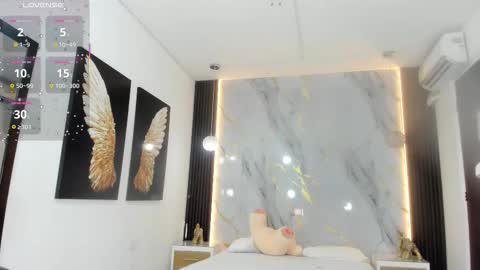 Estephany online show from 10/20/25, 02:06