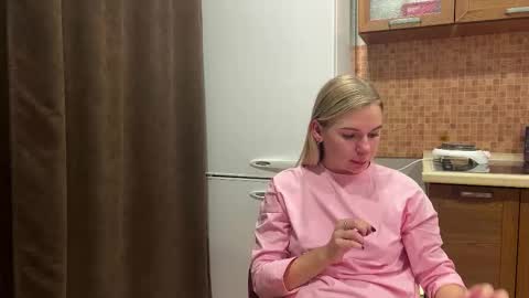 Snapshot of ester_vixen chatting on 10/21/25, 07:25 Ester online show from 10/21/25, 07:25