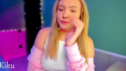 Snapshot of estheticgirl_ chatting on 11/30/25, 12:03 Mona online show from 11/30/25, 12:03