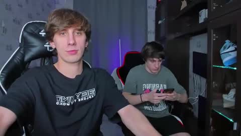 Snapshot of esthetics_boys chatting on 02/20/25, 04:14 LOUIS online show from 02/20/25, 04:14