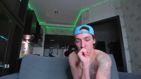 Snapshot of esthetics_boys chatting on 09/10/25, 09:59 LOUIS online show from 09/10/25, 09:59