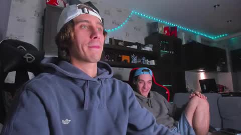 Snapshot of esthetics_boys chatting on 10/04/25, 08:18 LOUIS online show from 10/04/25, 08:18