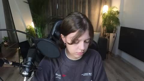 Snapshot of estirihka chatting on 10/15/25, 07:36 Este online show from 10/15/25, 07:36