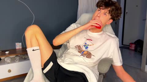 Snapshot of estremecerse chatting on 12/26/24, 12:59 Alex online show from 12/26/24, 12:59