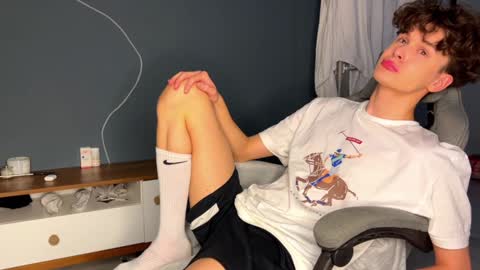 Snapshot of estremecerse chatting on 12/26/24, 04:04 Alex online show from 12/26/24, 04:04