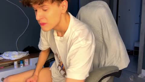 Snapshot of estremecerse chatting on 12/28/24, 09:20 Alex online show from 12/28/24, 09:20