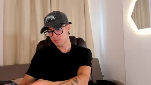 etham_wolf1 online show from 04/17/26, 07:17