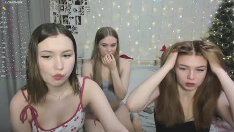 Snapshot of eumomino chatting on 12/30/24, 01:26 Veronica Tiia Lilith left to right online show from 12/30/24, 01:26