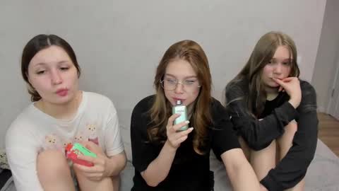 Snapshot of eumomino chatting on 02/22/25, 06:39 Veronica Tiia Lilith left to right online show from 02/22/25, 06:39