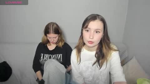 Snapshot of eumomino chatting on 09/25/25, 02:32 Veronica Tiia Lilith left to right online show from 09/25/25, 02:32