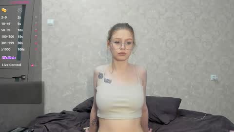 Veronica Tiia Lilith left to right online show from 03/28/26, 07:46